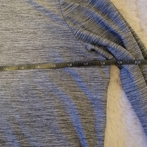 Reebok hooded long sleeve Activewear top size Medium - Picture 4 of 6